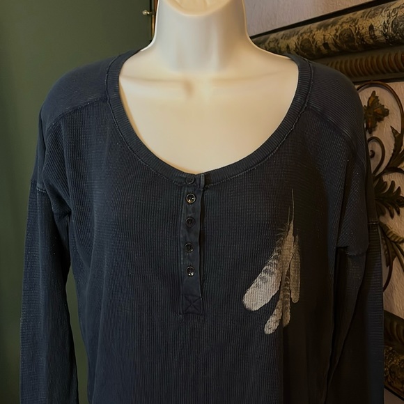Cool American Eagle navy henley/ feather graphic waffle material  top Sz S - Picture 3 of 10